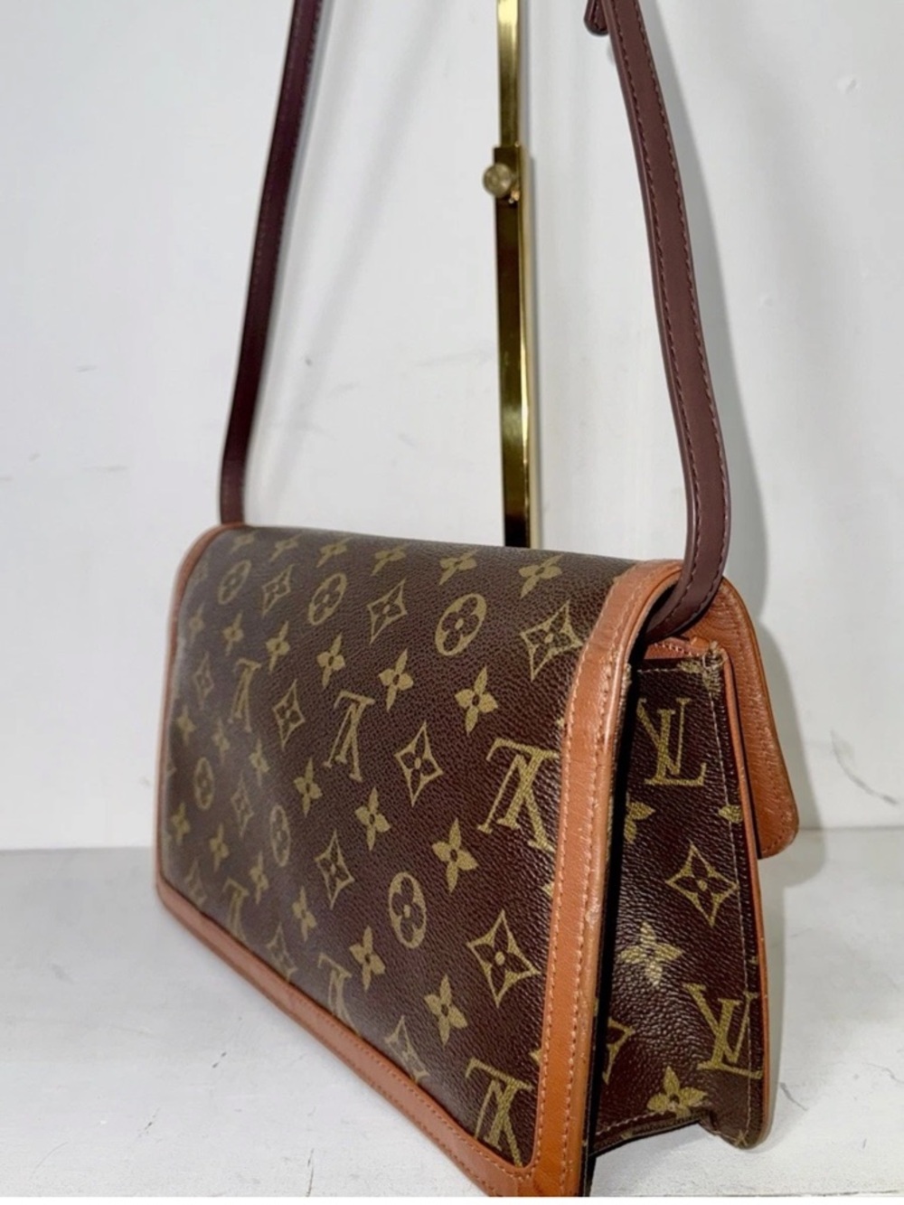 LOUIS VUITTON Monogram Dame Crossbody - Picture 4 of 13
